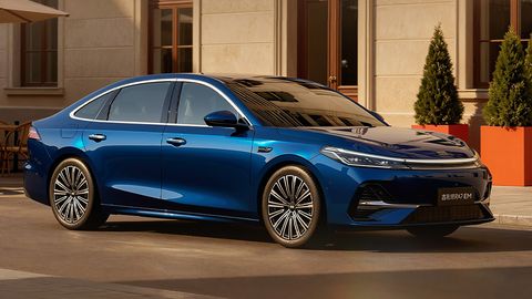 Geely Galaxy A7 EM: новый гибридный седан для семейных поездок