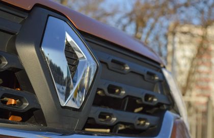 Renault возобновил поставки запчастей в Россию