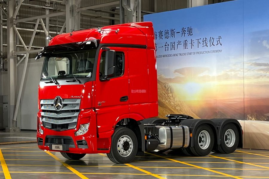 Mercedes-Benz начал выпускать тяжелые тягачи Actros в Пекине / Фото: autohome.com.cn