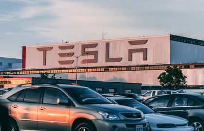 Tesla обновит автопилот FSD функцией запоминания парковочных мест