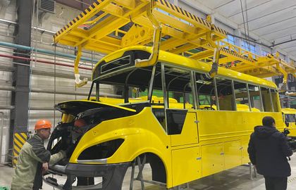 Депутаты Сената посетили заводы по производству шин и автобусов