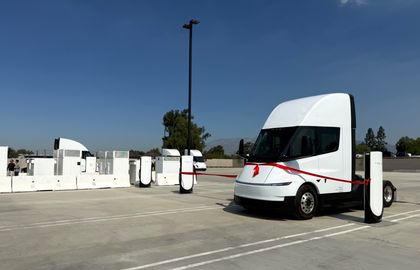 Tesla запустила первую в Калифорнии зарядную станцию Megacharger для Semi