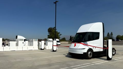 Tesla запустила первую в Калифорнии зарядную станцию Megacharger для Semi
