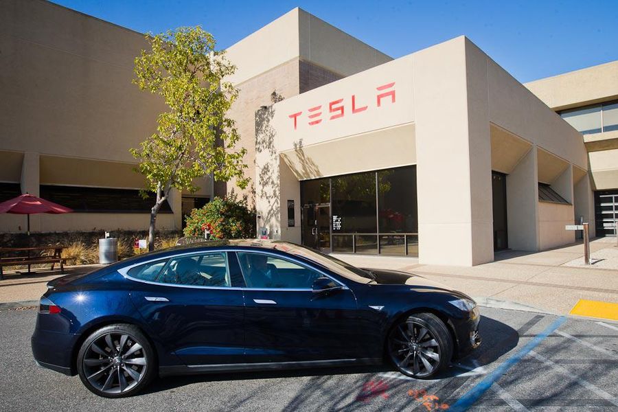 Әдетті қозғалтқышты қолдайтындар Tesla иелеріне соғыс жариялады / Фото: censor.net