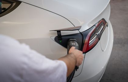 Tesla представила Dual Zone Fridge для Model Y ценой $595