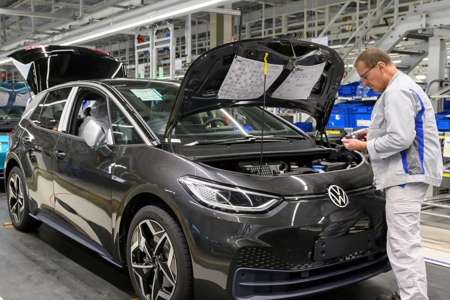 Volkswagen с 2033 года будет продавать в Европе только электрокары / Фото: Дром