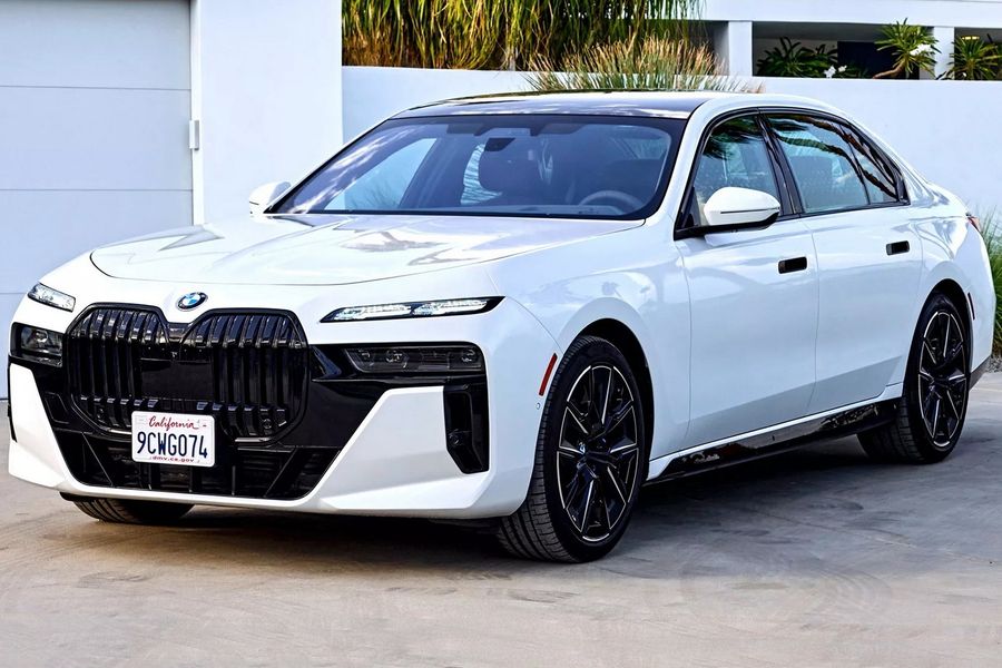 BMW жаңа 7-Series және i7 модельдерін кері қайтарып жатыр / Фото: BMW