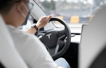 Tesla обновила автопилот FSD V14.3.3 системой предупреждения о слепых зонах