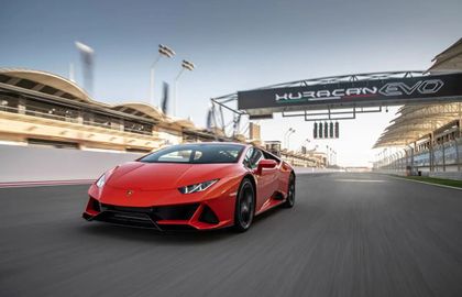 Lamborghini тестирует новые версии Huracan и Aventador